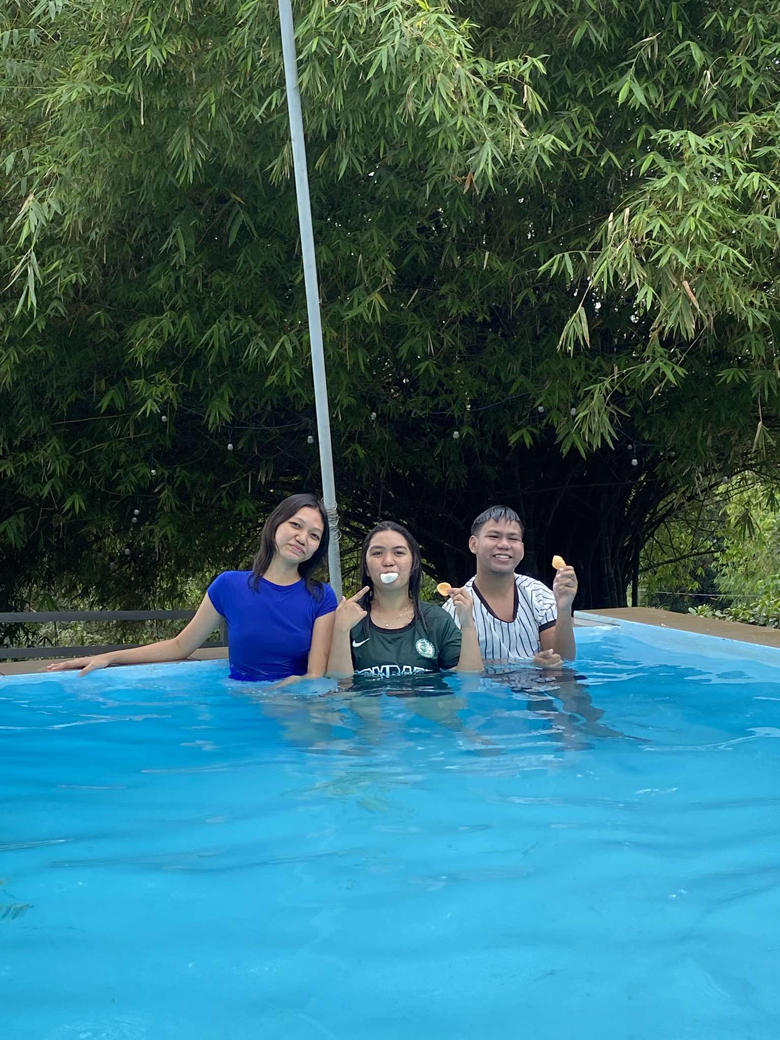 SWIMMING DAW